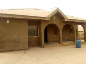 4 Bedrooms Bungalow Behind A3 Hotel Aduloju Area Ibadan Features; 2 Rooms Ensuit, Newly Built, Fenced And Gated, Nothing To Fixed, Just Buy And Pack In. Price: 14m Negotiable Source: Lawyers Abiola 4 bedroom House for Sale Ibadan Oyo Vetra  Property