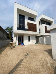  Nicely Built 5 Bedroom Detached House;  5 bedroom Detached Duplex for Sale Lekki Lagos Vetra  Property