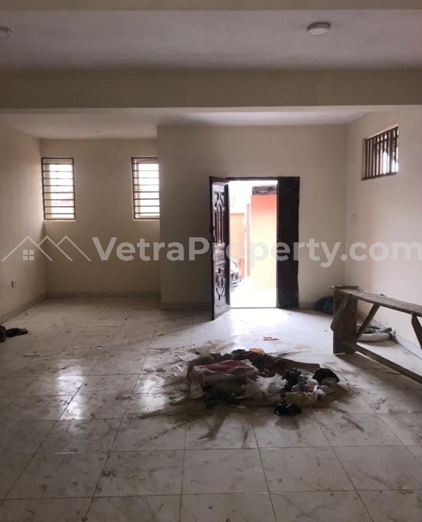  A Very Spacious Warehouse, With Fitted Inbuilt Office And Toilet ,prepaid Meter ,well Gated And Has Car Park Space, Suitable For Crèche, Storage Facility, Private Office And Other Uses  Warehouse for Rent Shomolu Lagos Vetra  Property