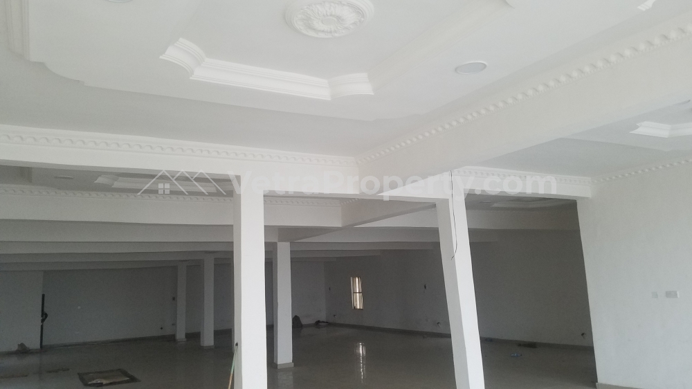  Large and standard commercial space available for rent on the EXPRESS ADEBA LAKOWE.  Commercial Property for Rent Ajah Lagos Vetra  Property