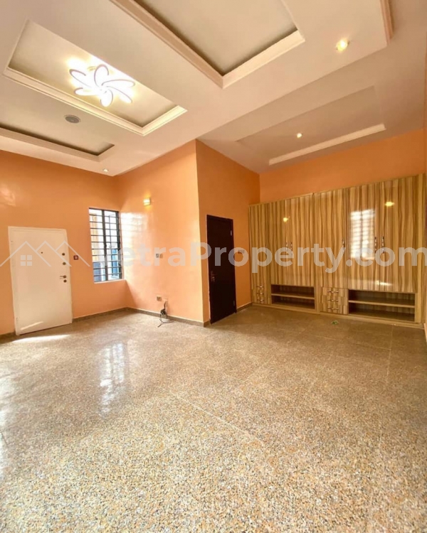 Lovely 4 BEDROOM TERRACED DUPLEX FEATURES: -- Spacious living room -- All rooms en-suite -- POP Ceilings -- 24 Hours Security -- Fitted Kitchen -- Interlocking compound -- Water Heater -- Treated Water -- Jacuzzi -- 1 Room BQ. •PRICE: N45million •  4 bedroom House for Sale Lekki Lagos Vetra  Property