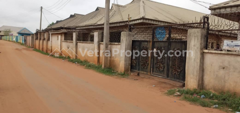  Unique 2 bungalows with 4flats with 3 bedroom flat each on a Tarred road for sale off Sapele road,  House for Sale Oredo Edo Vetra  Property