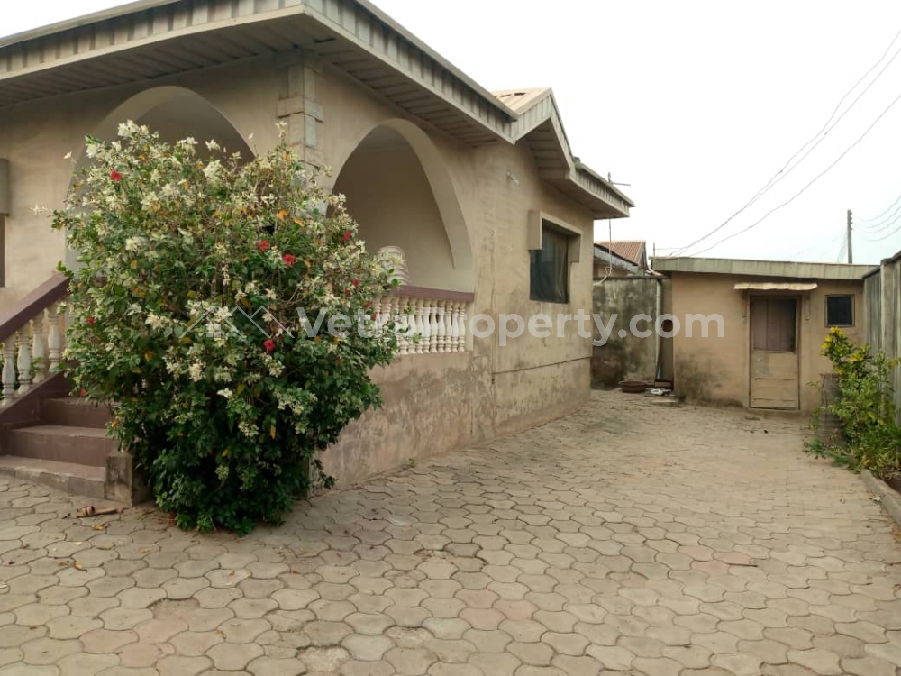  4 bedrooms bungalow with Uncompleted 2 bedrooms duplex  House for Sale Ibadan Oyo Vetra  Property